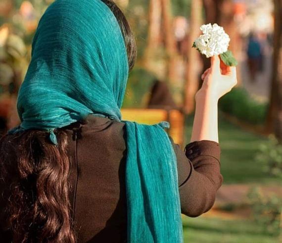 عکس دخترانه نیم رخ طبیعی