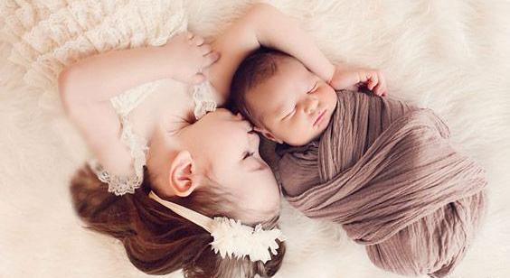ژست عکس کودک یک ساله در منزل