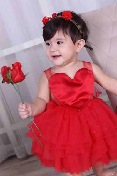 ژست عکس کودک یک ساله در منزل