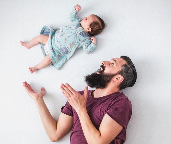 ژست عکس کودک یک ساله در منزل
