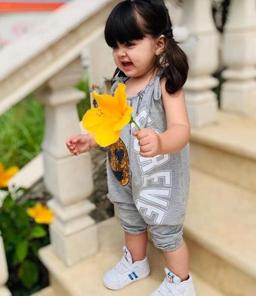 ژست عکس کودک یک ساله در منزل