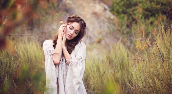 ژست های عکس دونفره در طبیعت