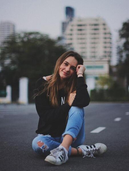 عکس ایستاده زیبا