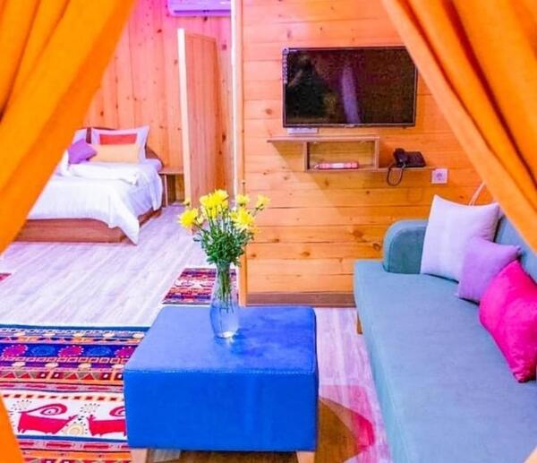 عکس کلبه چوبی کنار دریا