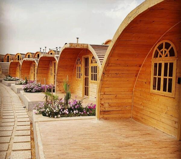 عکس کلبه چوبی کنار دریا
