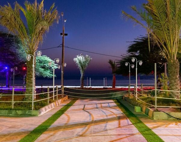 عکس کلبه چوبی کنار دریا