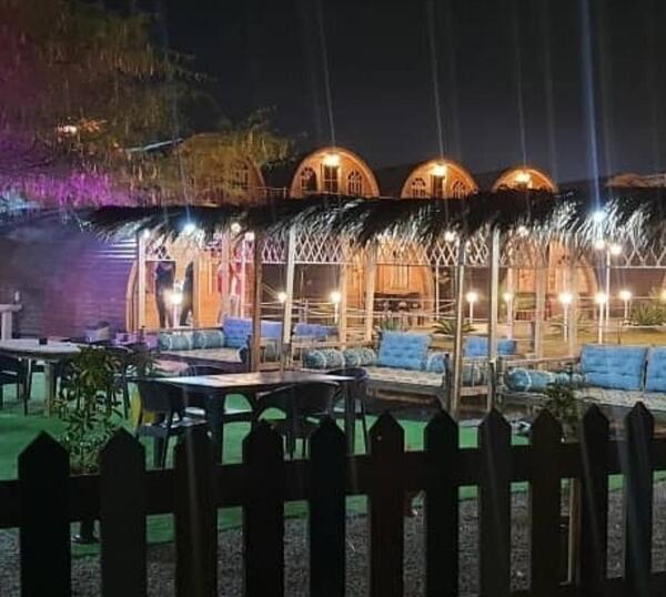 عکس کلبه چوبی کنار دریا