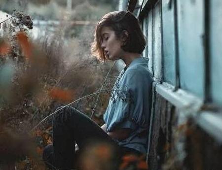 عکس دختر مو کوتاه غمگین
