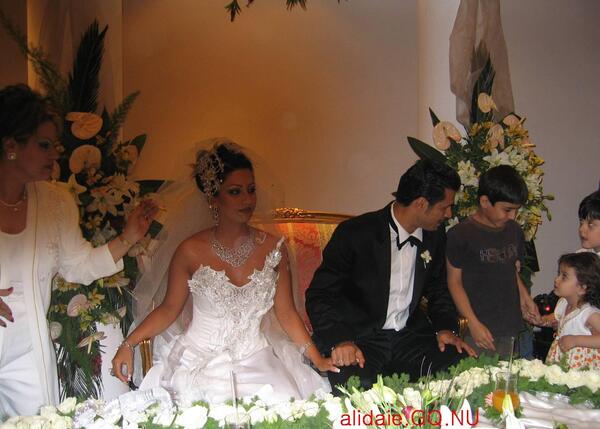 عکس علی کریمی و همسرش و فرزندانش