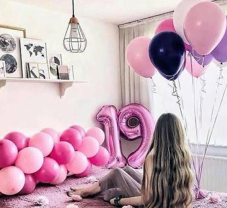 عکس ایده عکاسی تولد روی تخت
