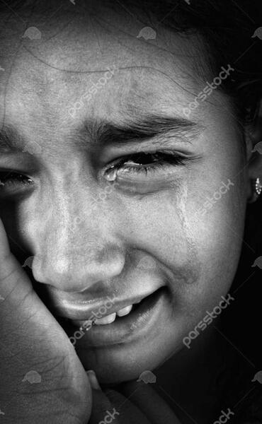 عکس سیاه سفید گریه دختر