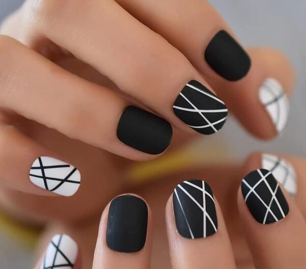 عکس کاشت ناخن سیاه و سفید