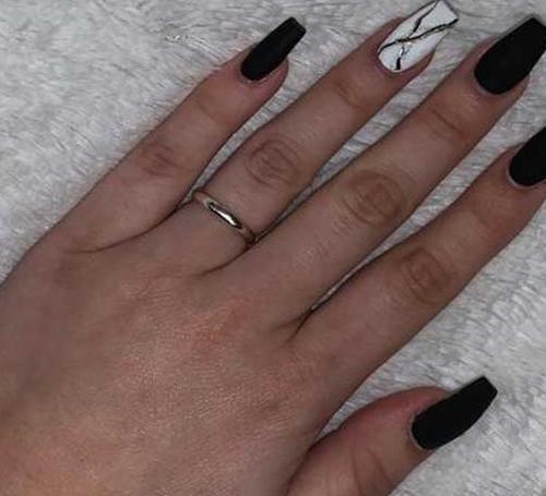 عکس کاشت ناخن سیاه و سفید
