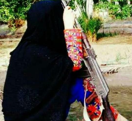 عکس دختر بلوچ با کلاش