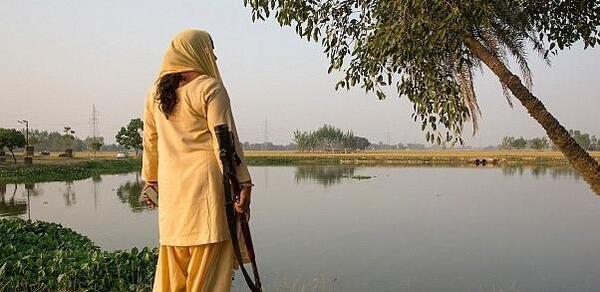 عکس دختر بلوچ با کلاش