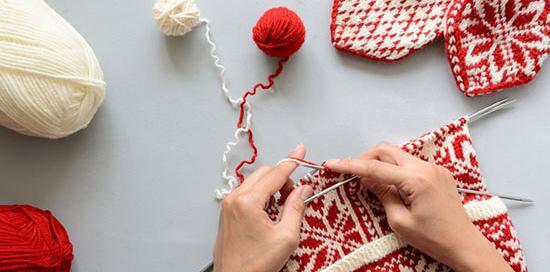 عکس دختر در حال بافتنی