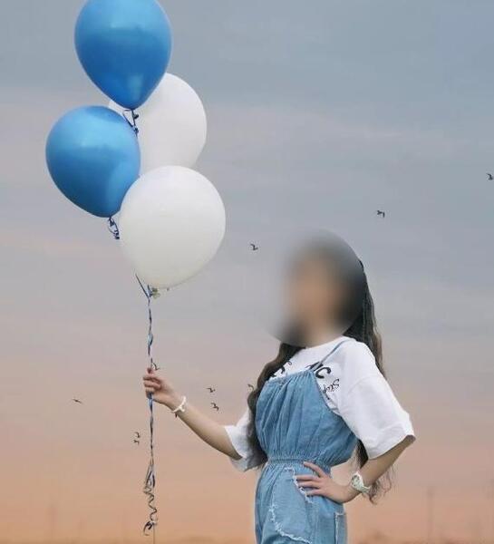 ژست عکس تولد با کیک در فضای باز