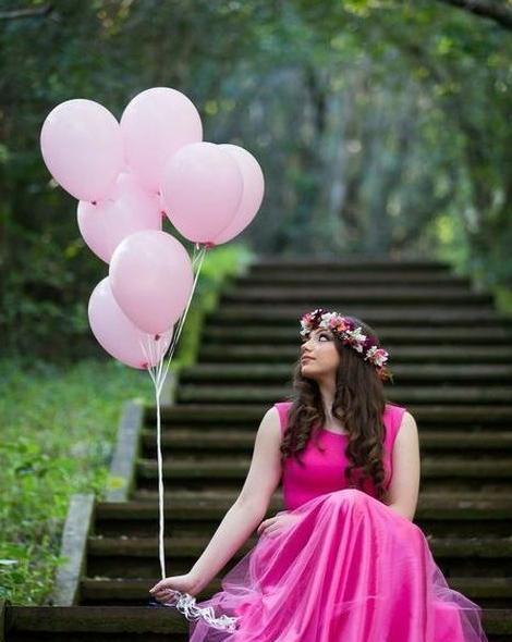 ژست عکس تولد با کیک در فضای باز