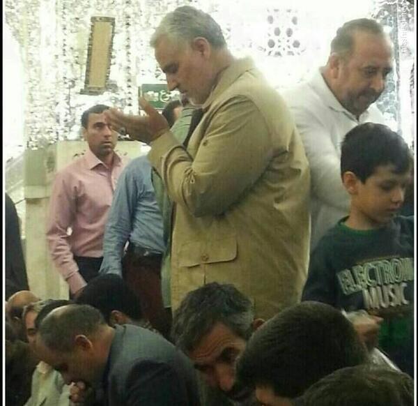 عکس شهید سلیمانی در حرم