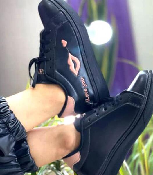 عکس کفش اسپرت سیاه و سفید