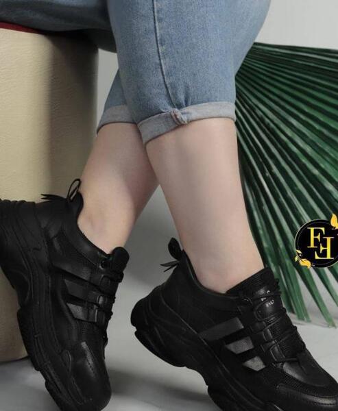 عکس کفش اسپرت سیاه و سفید