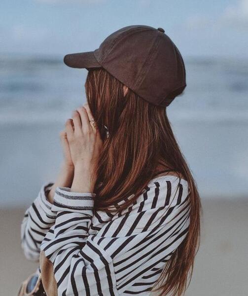 عکس دختر غمگین با کلاه