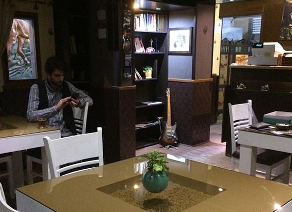 عکس کافه شهاب حسینی در لواسان