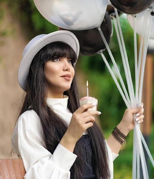 ژست عکس تولد به انگلیسی