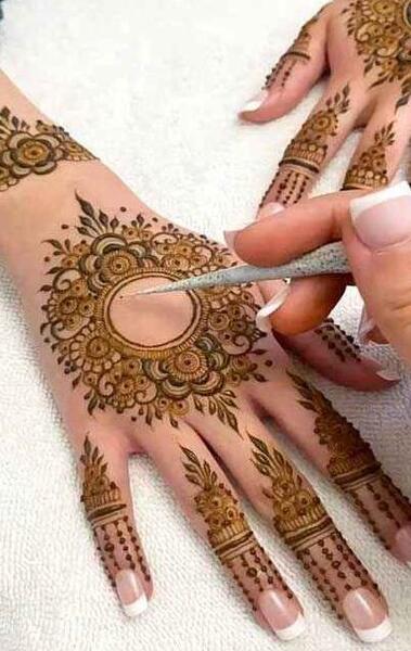 عکس طرح حنا روی دست دخترانه