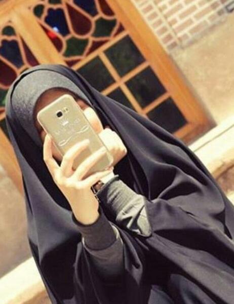 عکس دختر با حجاب با گوشی