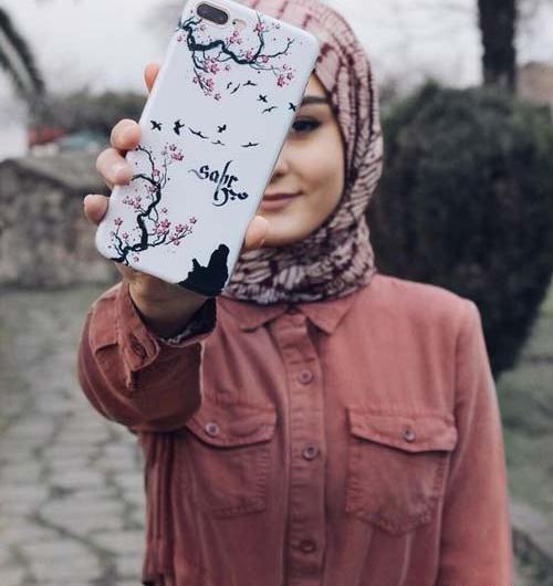 عکس دختر با حجاب با گوشی