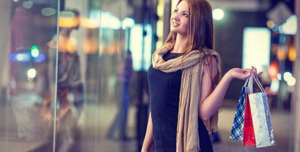 عکس پسر در حال خرید