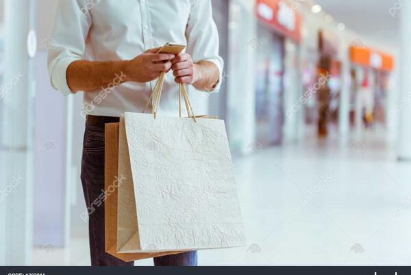 عکس پسر در حال خرید