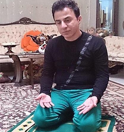 عکس در حال نماز خواندن