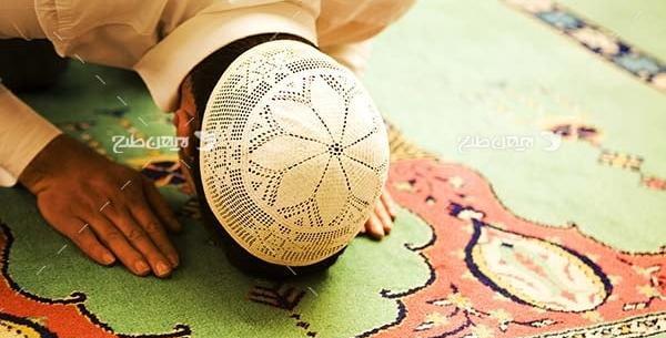 عکس در حال نماز خواندن