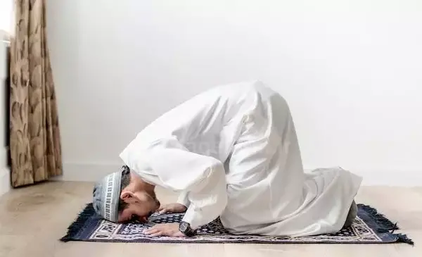 عکس در حال نماز خواندن