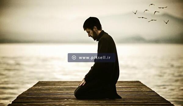 عکس در حال نماز خواندن