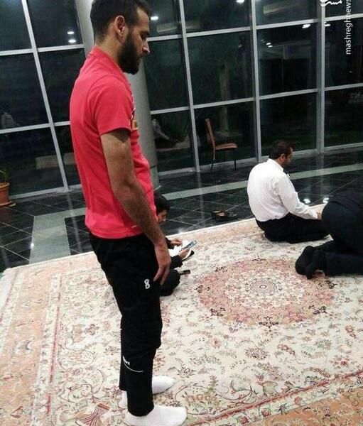 عکس در حال نماز خواندن