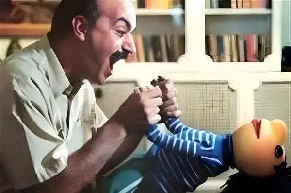 عکس مجری کلاه قرمزی