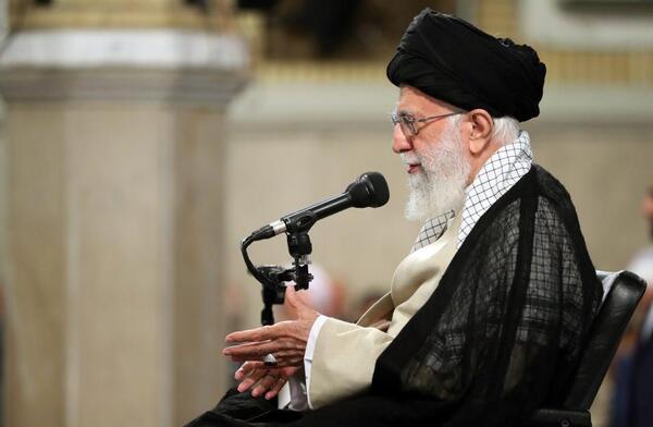 عکس آیت الله خامنه ای در پیاده روی اربعین