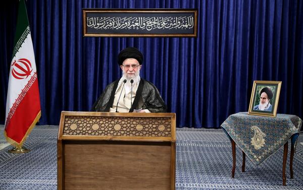 عکس آیت الله خامنه ای در پیاده روی اربعین