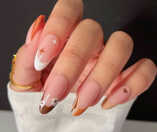 عکس مدل ناخن فرنچ گلدونی
