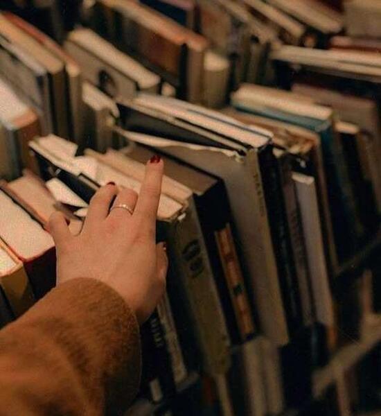 عکس پروفایل پسر درحال مطالعه