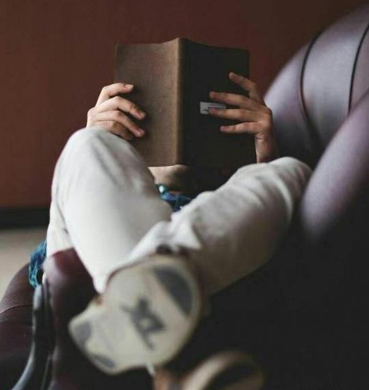 عکس پروفایل پسر درحال مطالعه