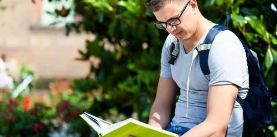 عکس پروفایل پسر درحال مطالعه
