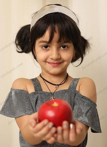 ژست عکس دختر بچه در آتلیه