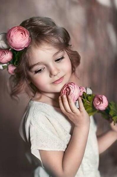 ژست عکس دختر بچه در آتلیه