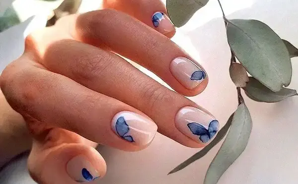 عکس طرح ناخن آبی و سفید
