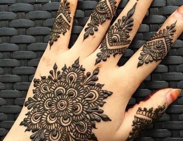 عکس حنای روی دست ساده