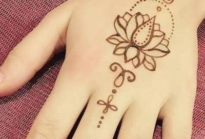 عکس حنای روی دست ساده